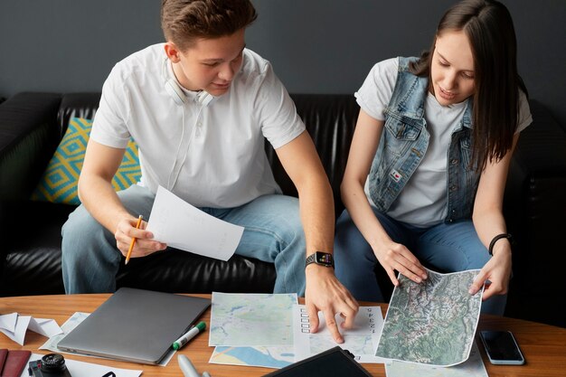 Mittelstarke Leute, die eine Reise zu Hause planen