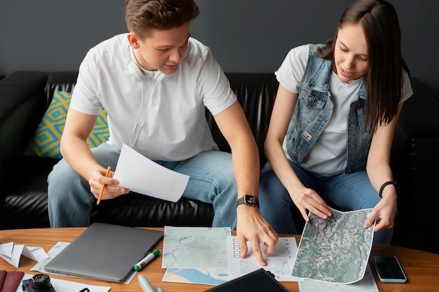 Mittelstarke Leute, die eine Reise zu Hause planen