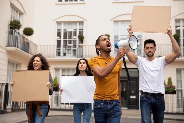 Kostenloses Foto mittelstarke menschen, die mit plakaten protestieren