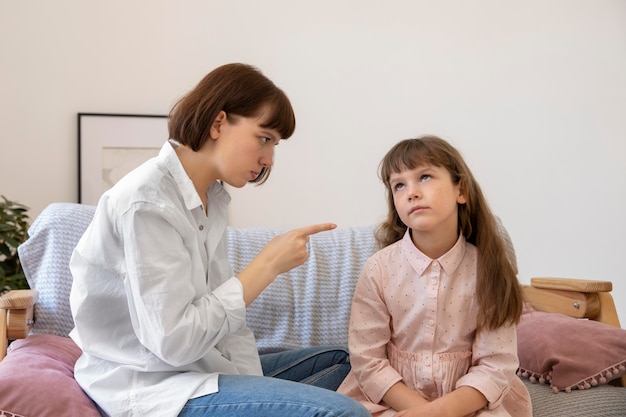 Mittelstarke Mutter schimpft Mädchen