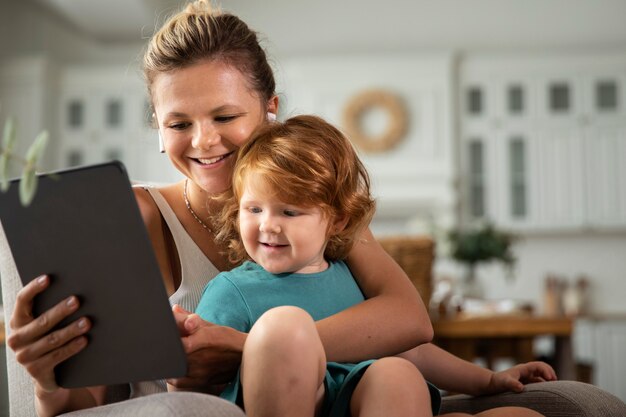 Mittelstarke Mutter und Kind mit Tablet