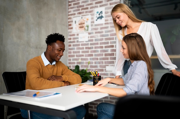 Kostenloses Foto mittelstarke personen im reisebüro