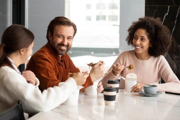 Mittelstarke Smiley-Kollegen bei der Arbeit