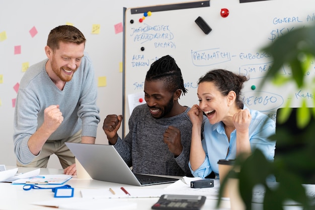 Mittelstarke Smiley-Kollegen mit Laptop