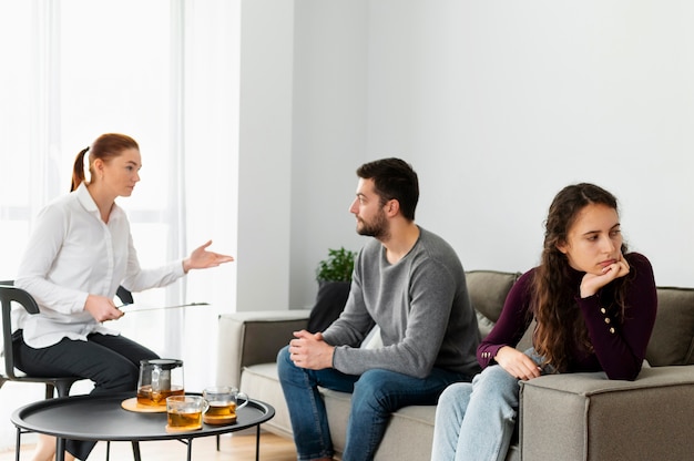 Mittelstarke traurige Frau bei der Therapie