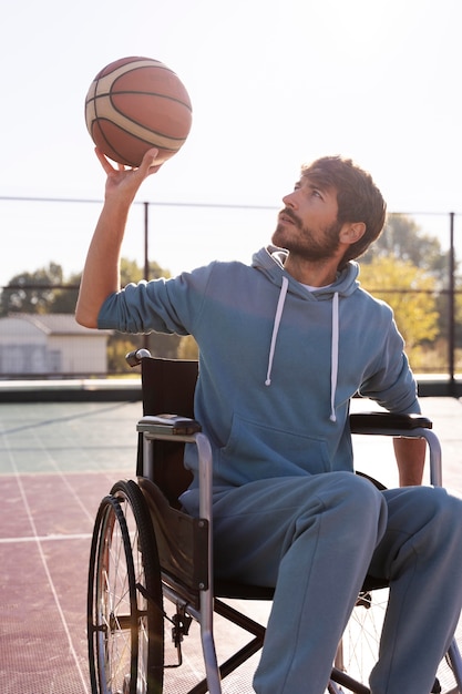 Mittelstarker behinderter Mann mit Ball