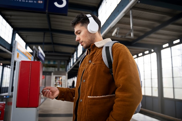 Mittelstarker Mann beim Ticketkauf