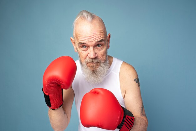 Mittelstarker Mann mit Boxhandschuhen