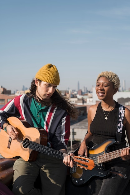 Mittelstarker Mann und Frau mit Gitarren