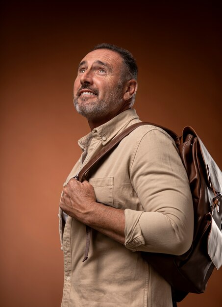 Mittelstarker Smiley-Mann mit Rucksack