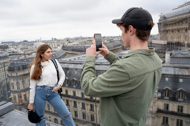 Kostenloses Foto mittelstarker typ, der fotos macht