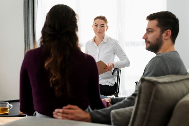 Kostenloses Foto mittelstarkes paar bei der therapie