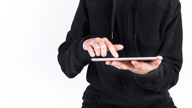 Mittelteilansicht der Hand einer Person unter Verwendung der digitalen Tablette