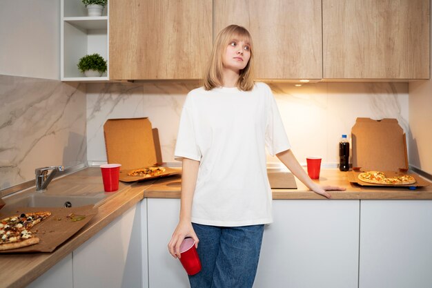 Mittlere Aufnahme allein Frau mit Tasse