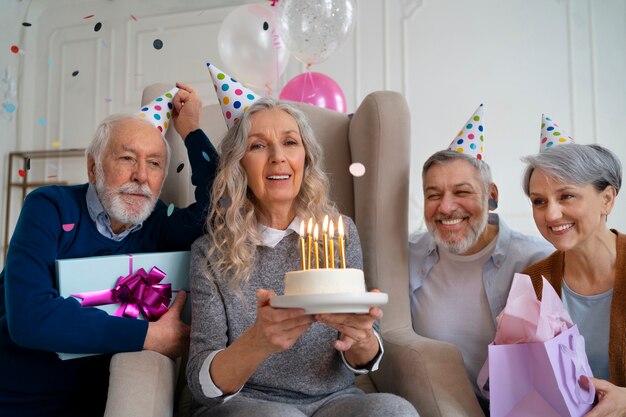 Mittlere Aufnahme alter Freunde, die Geburtstag feiern