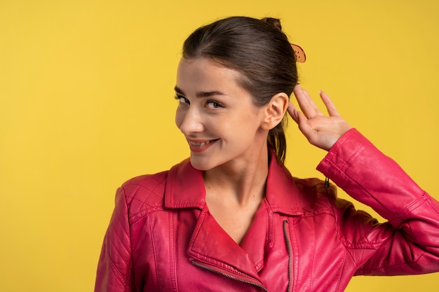 Kostenloses Foto mittlere aufnahme der frau, die haarspange trägt