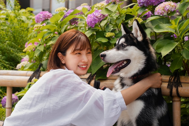 Kostenloses Foto mittlere aufnahme einer asiatischen frau mit süßem hund