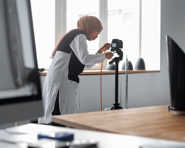 Kostenloses Foto mittlere aufnahme einer frau, die an einem projekt arbeitet