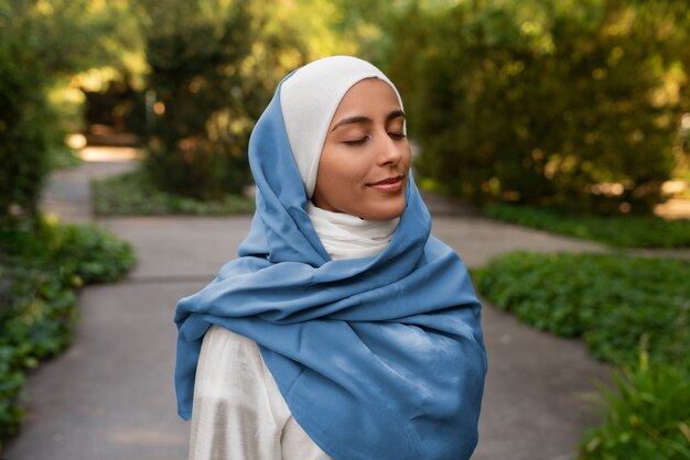 Mittlere Aufnahme einer Frau in Halal-Kleidung im Freien