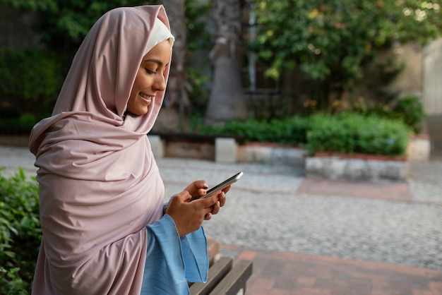 Kostenloses Foto mittlere aufnahme einer frau in halal-kleidung im freien