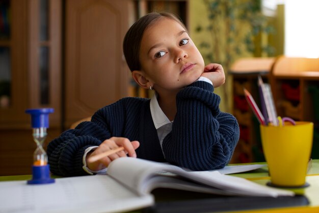 Mittlere Aufnahme eines Mädchens, das in der Schule Mathematik lernt