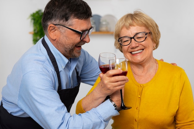 Mittlere Aufnahme eines Mannes und einer Frau beim Kochen in der Küche