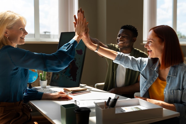 Kostenloses Foto mittlere aufnahme eines paares im reisebüro