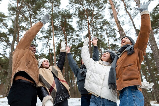 Mittlere Aufnahme Freunde Wiedersehen Winterzeit