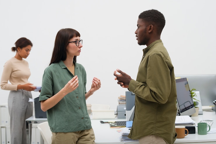 Kostenlose Foto mittlere aufnahme gelangweilter menschen bei der arbeit