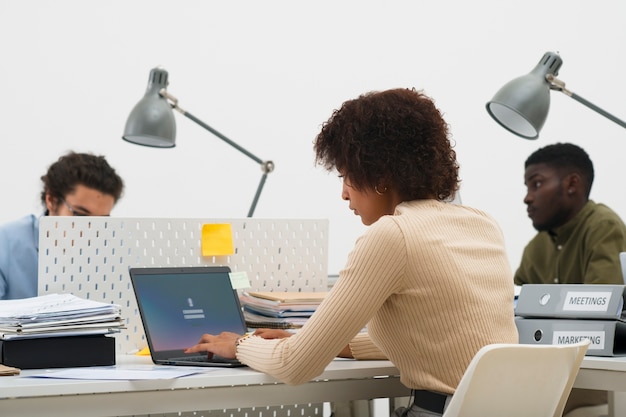 Mittlere Aufnahme gelangweilter Menschen bei der Arbeit