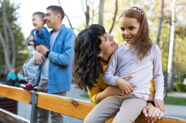 Mittlere Aufnahme glückliche Eltern mit Kindern