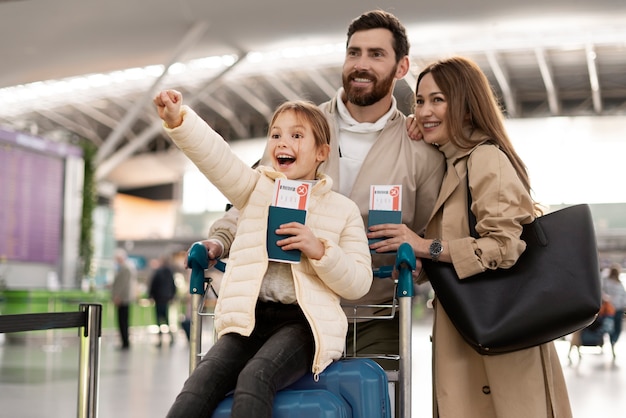 Mittlere Aufnahme glückliche Familie am Flughafen