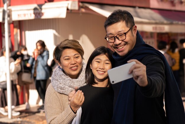 Mittlere Aufnahme, glückliche Familie, die Selfie macht