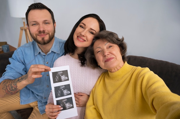 Kostenloses Foto mittlere aufnahme glückliche familie erwartet baby