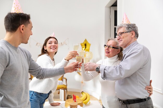 Mittlere Aufnahme glückliche Familienfeier