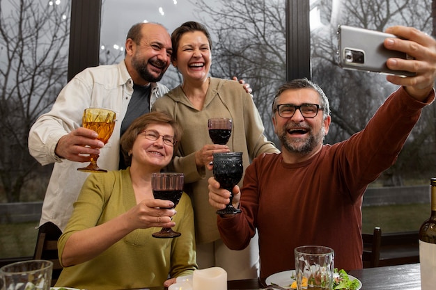 Kostenloses Foto mittlere aufnahme glückliche freunde, die selfie machen