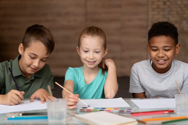 Mittlere Aufnahme glückliche Kinder malen