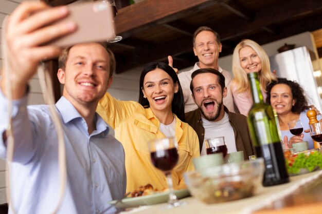 Mittlere Aufnahme glückliche Leute, die Selfie machen