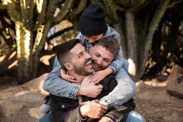 Kostenloses Foto mittlere aufnahme glückliche lgbt-familie