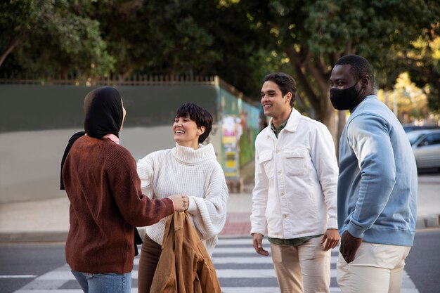 Mittlere Aufnahme glücklicher Freunde im Freien