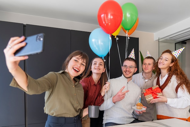 Mittlere Aufnahme glücklicher Menschen, die ein Selfie machen