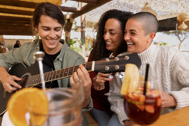 Mittlere Aufnahme glücklicher Menschen, die Musik machen