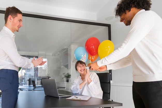 Mittlere Aufnahme glücklicher Menschen mit Luftballons