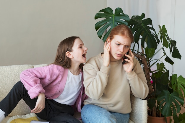 Mittlere Aufnahme hyperenergetisches Mädchen, das Frau stört