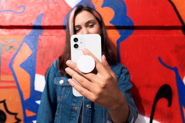 Mittlere Aufnahme junge Frau mit Popsocket