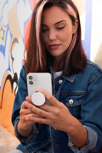 Mittlere Aufnahme junge Frau mit Popsocket