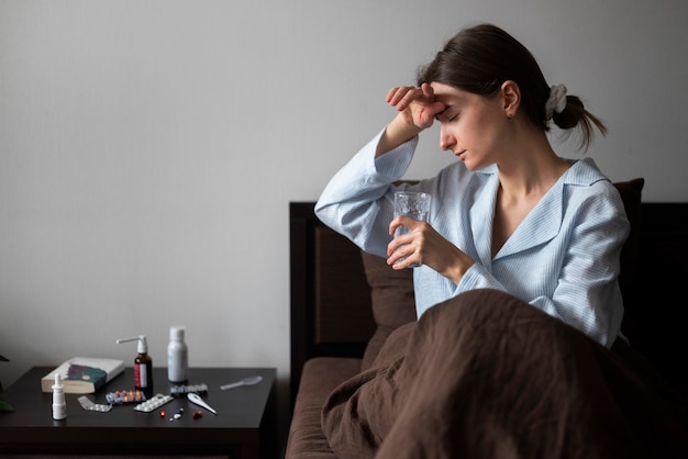 Kostenloses Foto mittlere aufnahme kranke frau im bett