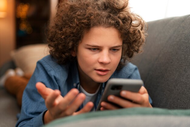 Mittlere Aufnahme leidender Teenager, der im Internet gemobbt wird