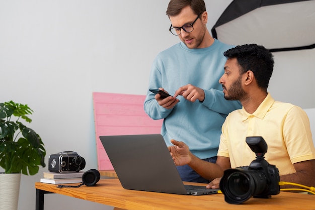 Mittlere Aufnahme spezialisierte Fotografen, die im Studio arbeiten