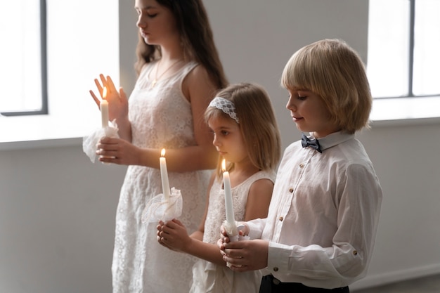 Mittlere Aufnahme süße Kinder mit Kerzen